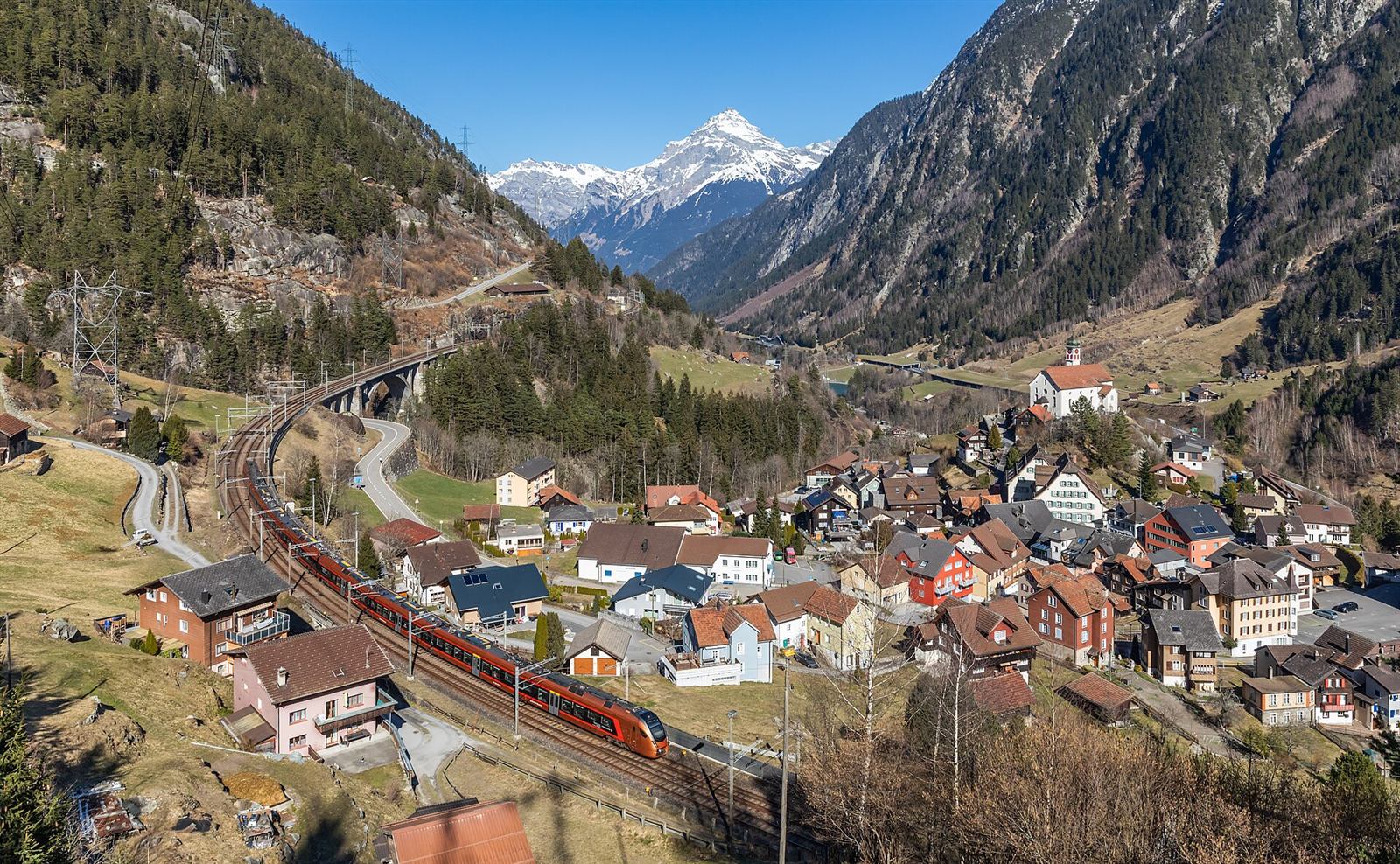 Ein moderner Zug auf der Gotthard-Strecke bei Wassen