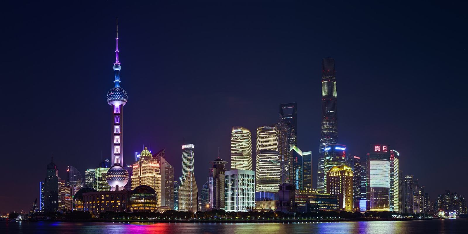 黄昏时分的上海浦东天际线