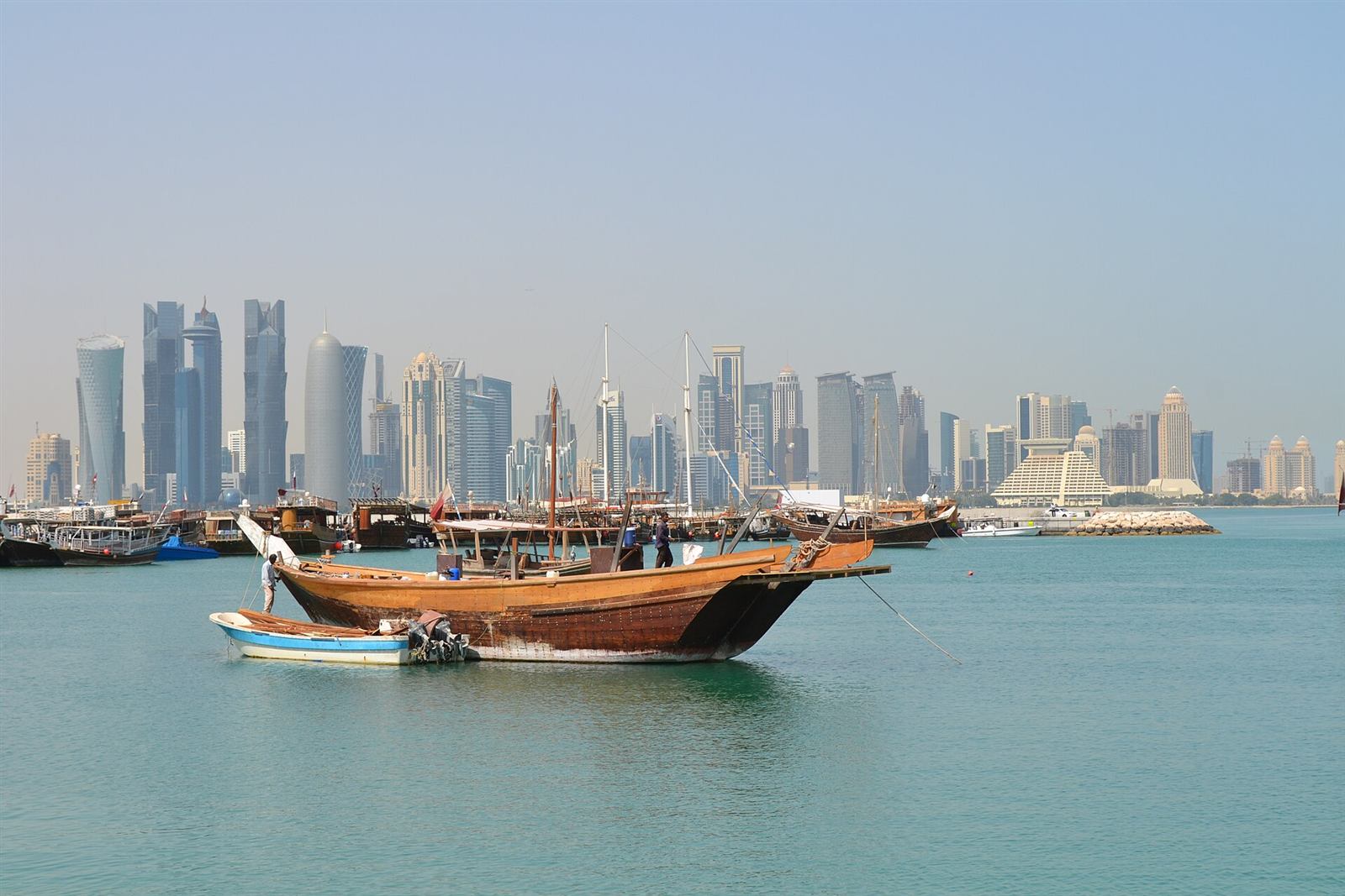 القوارب الشراعية التقليدية أمام أفق الدوحة